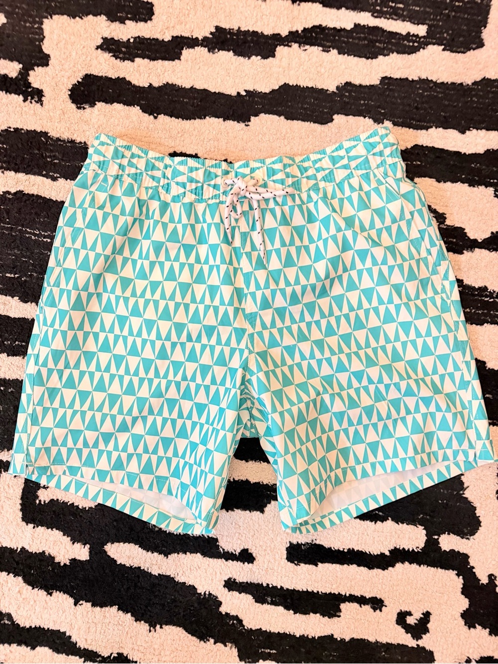 Men’s white and blue geometric pattern swim trunks